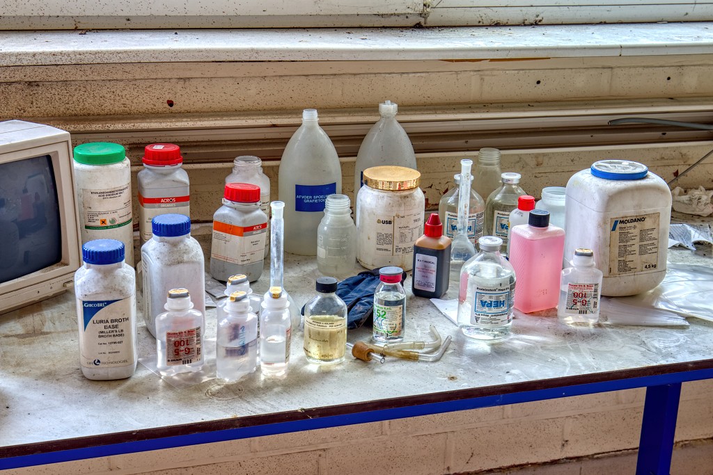 HDR graffiti streetart art kunst factory usine fabriek urbex chemie chemical industry industrie lost abandoned abandonnee decay vervuild pollution vervuiling